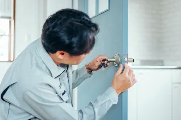 ドアの鍵を作業する鍵屋